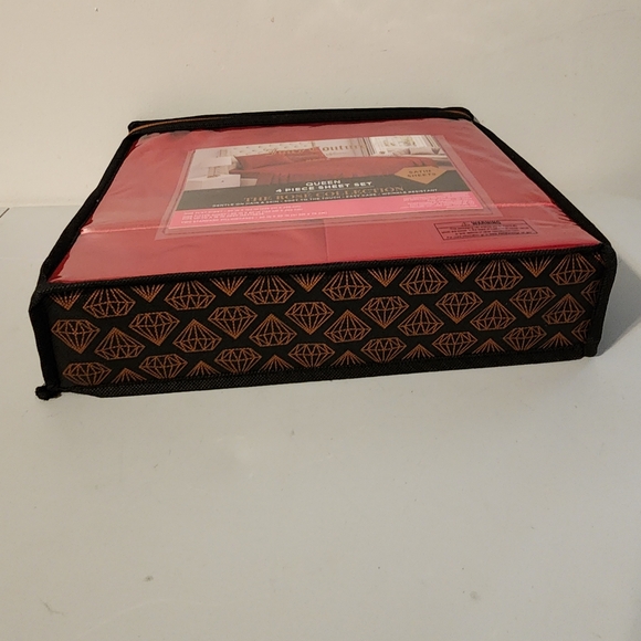 Juicy Couture Red Velvet Rose Collection 4 Piece Queen Size Sheet Set - Picture 8 of 8